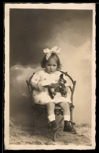 Foto-AK Kleines Mädchen mit Spielzeugpferd