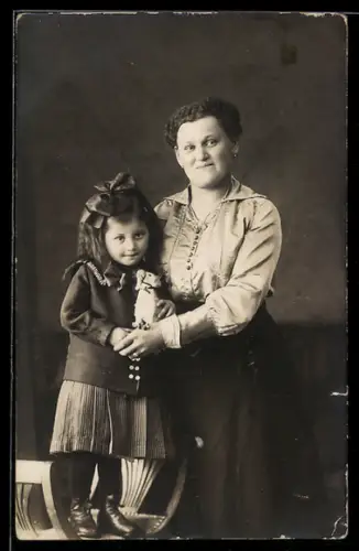 Foto-AK Mutter und Mädchen mit Spielzeug