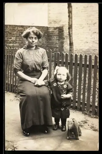 Foto-AK Mutter und Mädchen mit Spielzeugbären