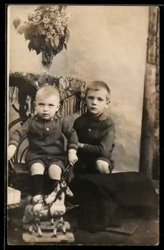 Foto-AK Zwei Jungen mit Spielzeugpferden