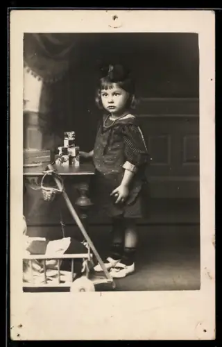 Foto-AK Kleines Mädchen mit Spielzeugwürfeln