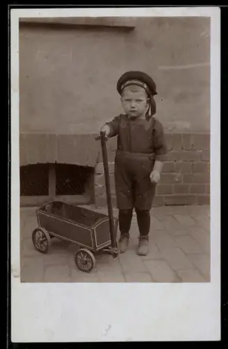 Foto-AK Kleiner Junge mit Spielzeugkarren