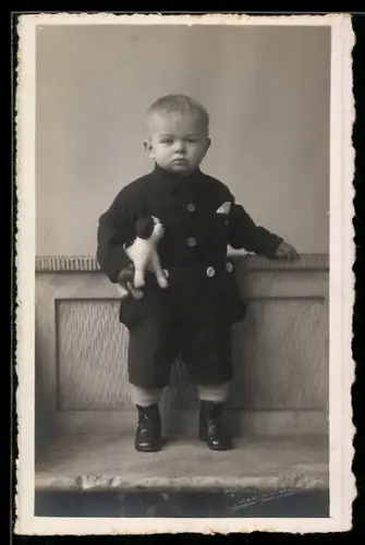 Foto-AK Kleiner Junge mit Spielzeughund