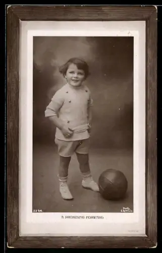 AK Kleiner Junge mit einem Ball