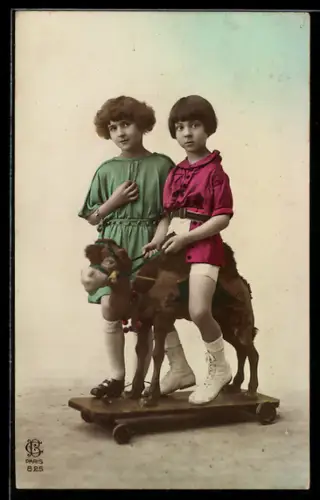 AK Zwei Kinder mit einem Spielzeugkamel