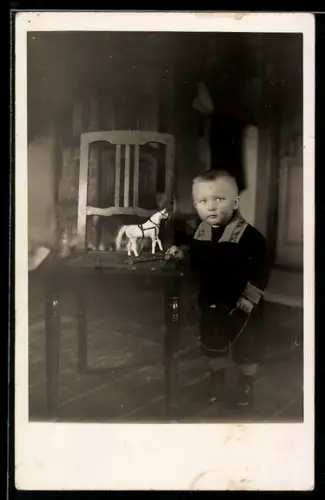Foto-AK Kleiner Junge mit Spielzeugpferd