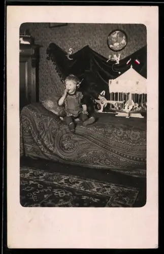 Foto-AK Kleines Kind mit einem Spielzeugkarussell