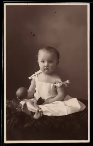 Foto-AK Kleines Kind im Kleid mit Ball