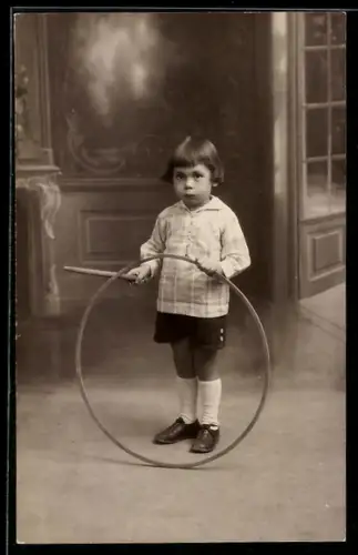 Foto-AK Kleiner Junge mit Spielzeug-Reifen