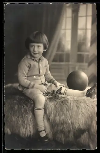 Foto-AK Kleiner Junge mit einem Ball