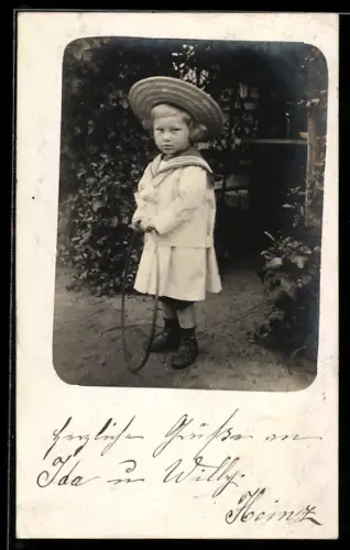 Foto-AK Kleines Kind mit Spielzeug-Reifen