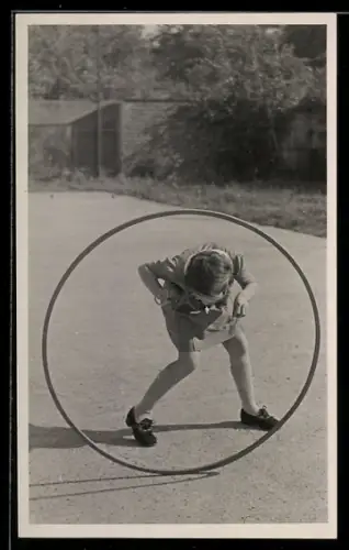 Foto-AK Kleines Mädchen mit Spielzeug-Reifen