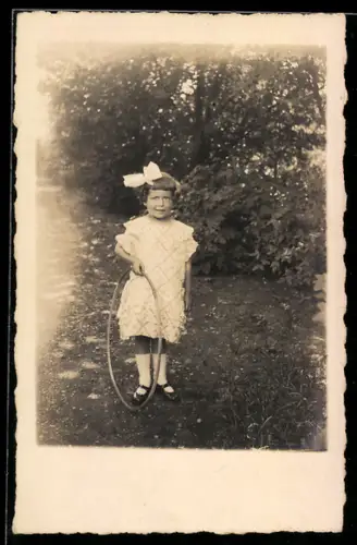 Foto-AK Kleines Mädchen mit Spielzeug-Reifen