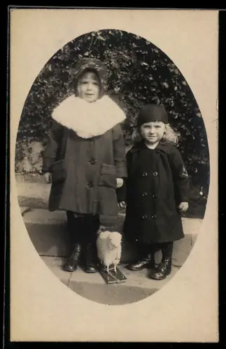 Foto-AK Zwei Kinder mit Spielzeug-Schaf