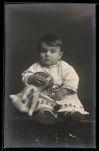 Foto-AK Kleines Kind mit Spielzeughund