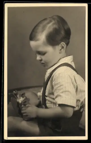 Foto-AK Kleiner Junge mit Spielzeug