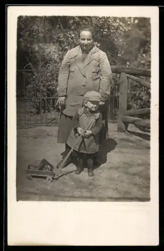 Foto-AK Mutter und Kind mit Spielzeugkarren