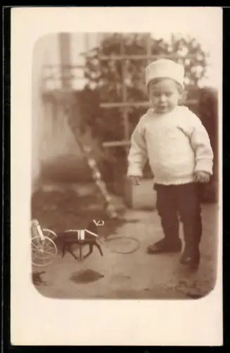 Foto-AK Kleiner Junge mit Spielzeugpferd