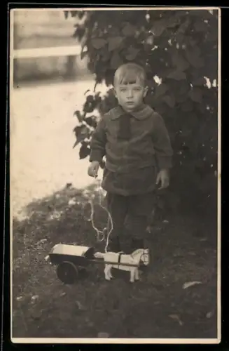 Foto-AK Kleiner Junge mit Spielzeugpferd