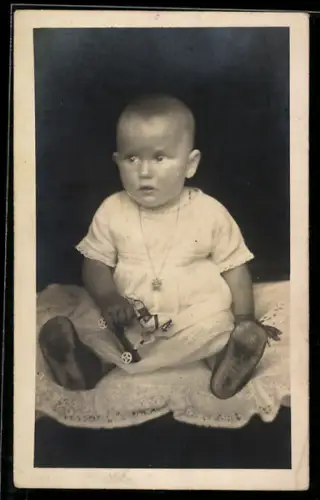 Foto-AK Kleines Kind mit Spielzeugpferd