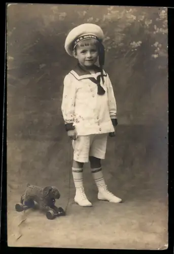 Foto-AK Kleiner Junge mit Mützenband S. M. S. Moewe und Spielzeughasen