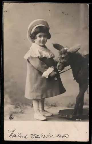 Foto-AK Kleines Kind mit Spielzeugpferd