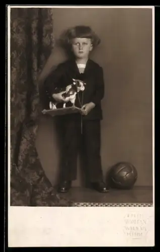 Foto-AK Kleiner Junge mit Spielzeugkuh und Ball