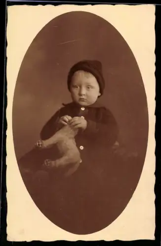 Foto-AK Kleiner Junge mit Spielzeug