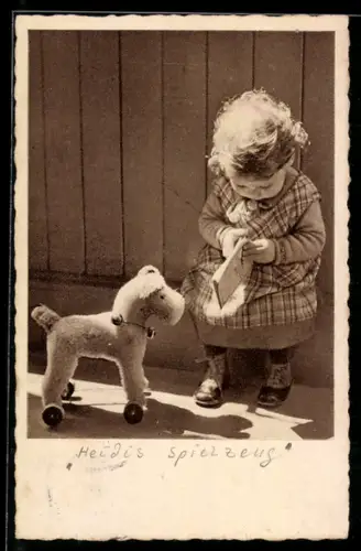 AK Kleines Kind im karierten Kleid mit Spieltier