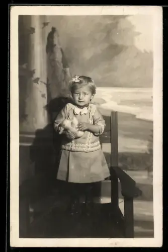 Foto-AK Kleines Mädchen mit Spielzeughasen