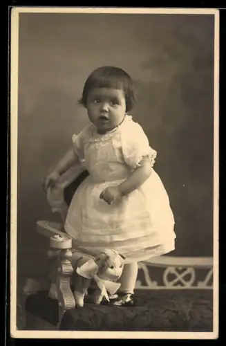 Foto-AK Kleines Mädchen mit Spielzeugkatze
