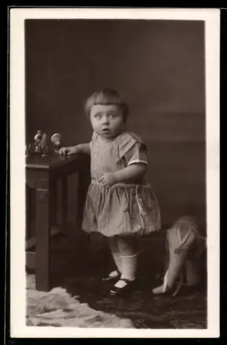 Foto-AK Kleines Kind mit Spielzeugelefanten