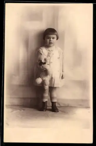Foto-AK Kleines Kind mit Stofftier