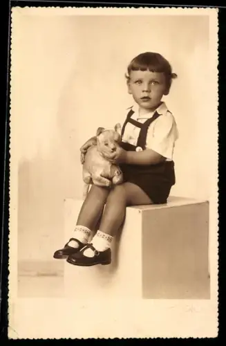 Foto-AK Kleiner Junge mit Teddy