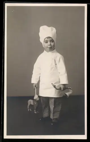 Foto-AK Kleiner Koch mit Spielzeug