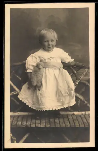Foto-AK Kleines Kind mit Plüschtier