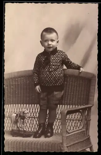 Foto-AK Kleiner Junge mit Spielzeugpferd