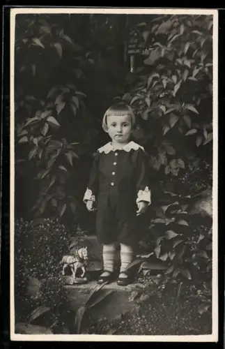 Foto-AK Kleiner Junge mit Spielzeugpferd