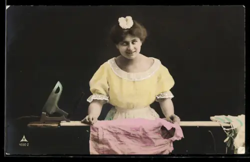 AK Frau im gelben Kleid beim Bügeln, Bügeleisen