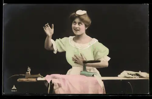 AK Frau im grünen Kleid beim Bügeln, Bügeleisen