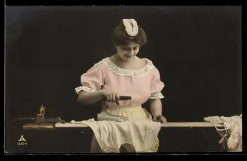 AK Frau mit Bügeleisen und Bügelbrett bei der Hausarbeit