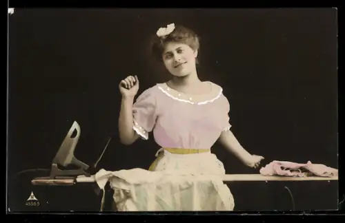 AK Hausfrau beim Bügeln, Bügeleisen