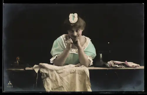 AK Frau macht eine Pause beim Bügeln, Bügeleisen