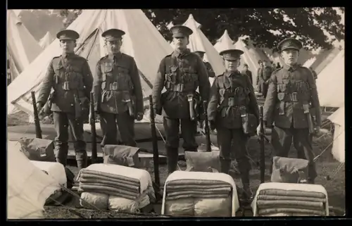Foto-AK Britische Soldaten angetreten in einem Zeltlager
