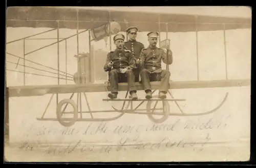 Foto-AK Soldaten in einem Doppeldecker-Flugzeug, Studiokulisse