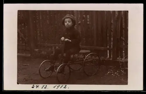 AK Junge auf einem Spielzeugwagen, 1912
