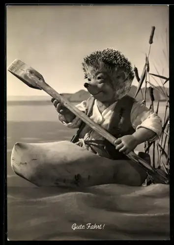 AK Igel Mecki im Holzschuhboot mit Paddel