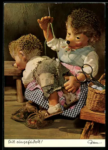 AK Igel Mecki's Frau näht Hose des Sohnes