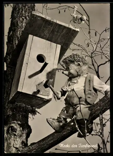 AK Mecki zimmert ein Vogelhäuschen