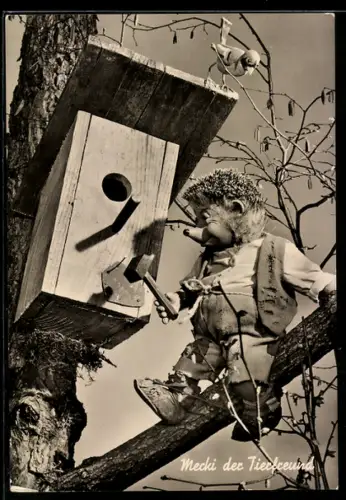 AK Mecki zimmert ein Vogelhäuschen